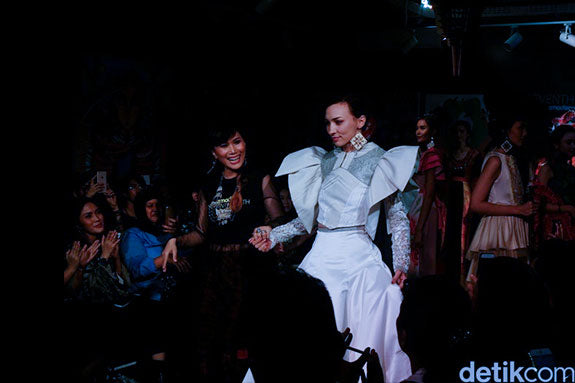 Cerita Desainer Soal Fashionista New York yang Apresiasi Kain Ulos