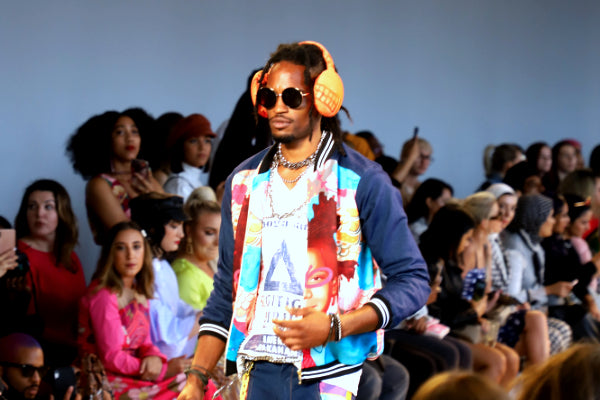 Desainer Indonesia Bawa Kaus Berlogo Segitiga Biru di Atas Panggung New York Fashion Week 2019